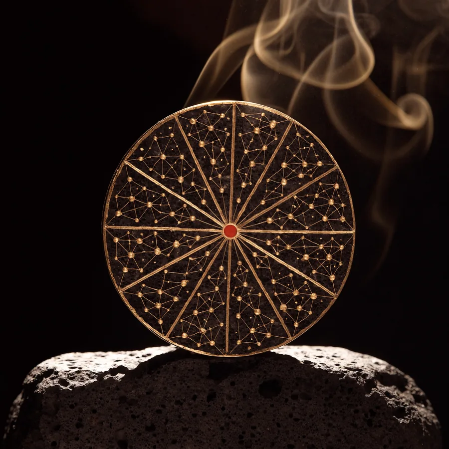 十二格星圖銅盤，星點以金線相連